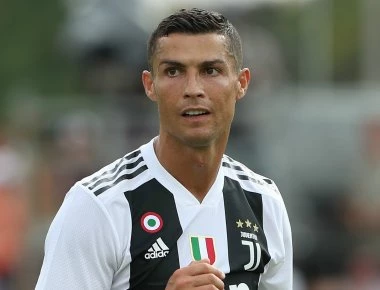 Εισβολέας την «έπεσε» στον Ρονάλντο! Η αντίδραση του Πορτογάλου (φώτο)